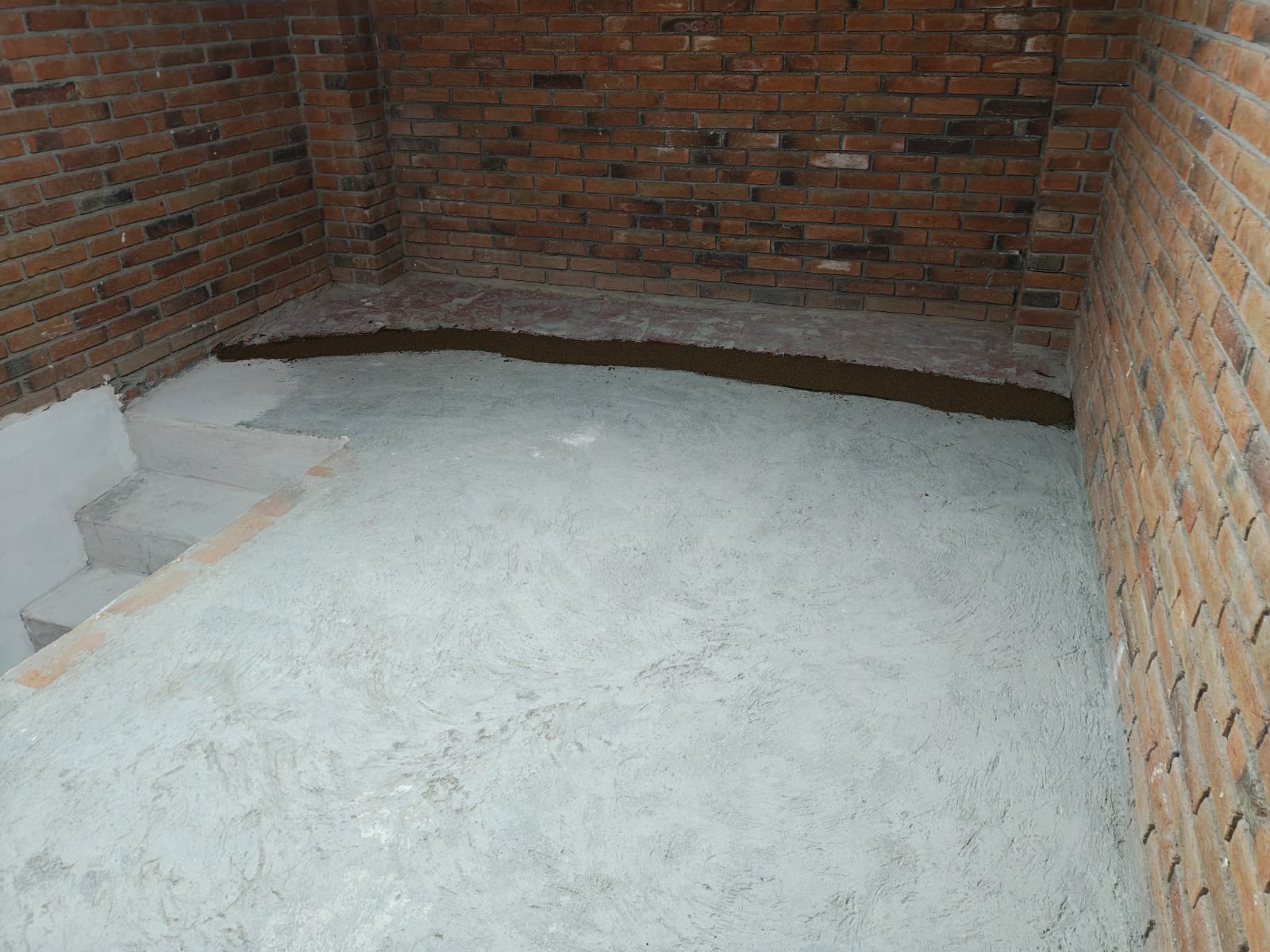 3. Reparación de daños. Se rellenan grietas, desniveles y áreas deterioradas del concreto. También se reparan las uniones cercanas a los muros para obtener una base más uniforme y resistente.